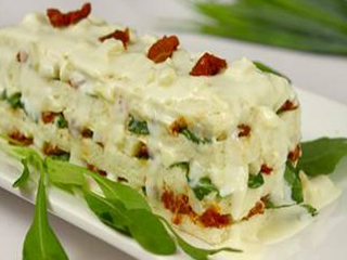 Aprenda a preparar um sanduíche com creme de palmito, rúcula e tomate seco Aprenda a preparar um sanduíche com creme de palmito, rúcula e tomate seco